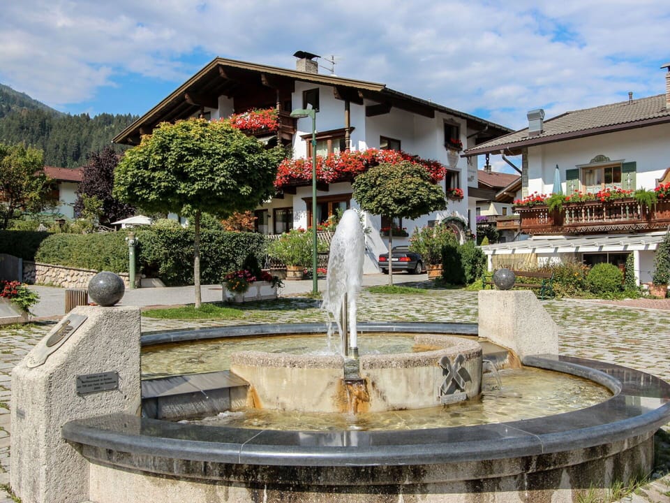 Fountain, Town, Water Feature, Public Space, Font, Building, Architecture, Tree, Town Square, Tourism