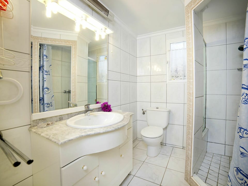 Mirror, Plumbing Fixture, Tap, Sink, Property, Building, Bathroom Sink, Toilet, Purple, Blue