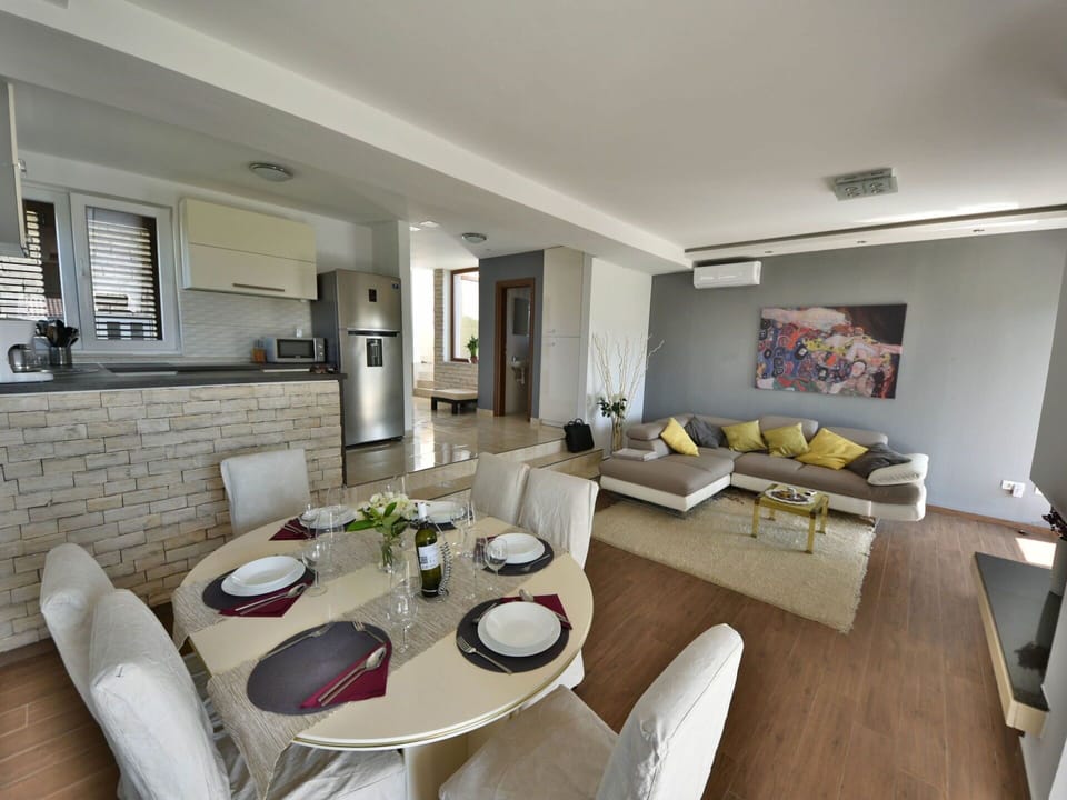 Table, Property, Furniture, Couch, Tableware, Interior Design, Living Room, Floor, Wood