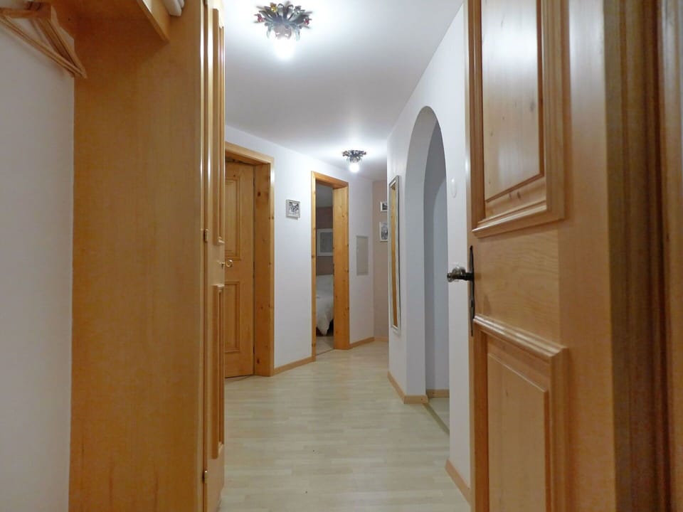 Room, Property, Ceiling, Building, Floor, Architecture, Interior Design, Hall, Molding, Hardwood