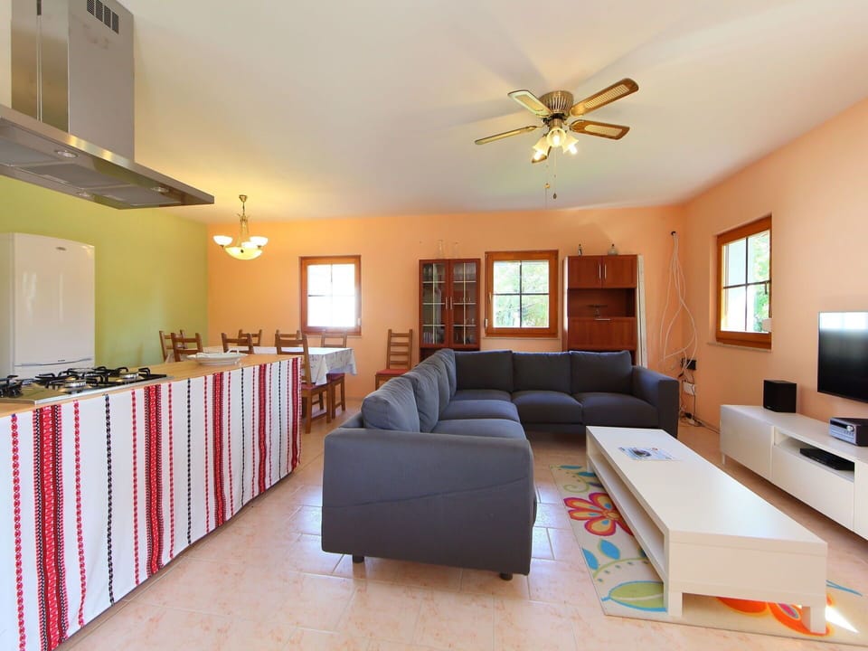 Room, Property, Furniture, Ceiling Fan, Interior Design, Building, Ceiling, Living Room, Floor, Mechanical Fan