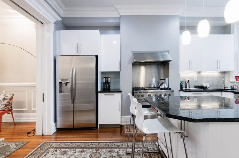 kitchen and breakfast bar, fridge, oven/stove