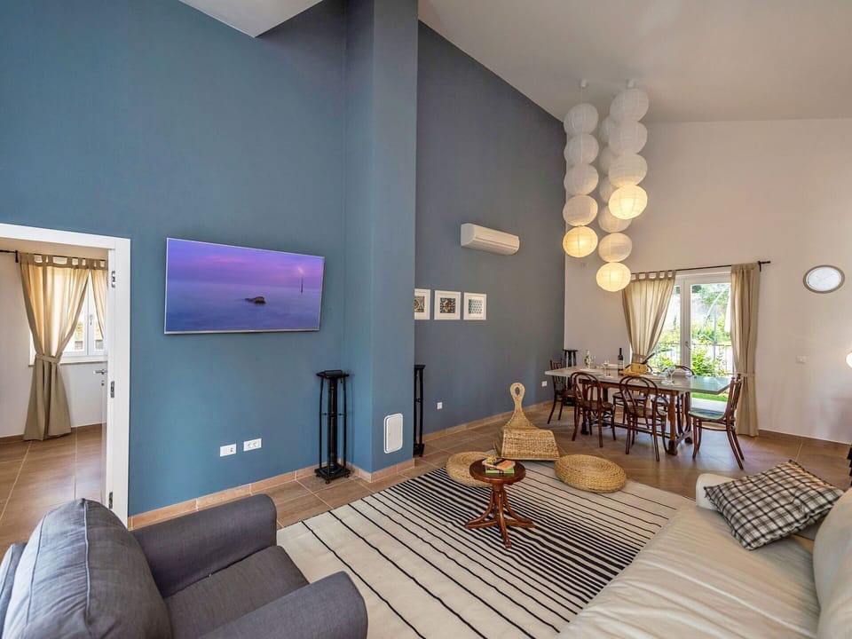 Furniture, Interior Design, Flooring, Ceiling, Floor, Room, Lighting, Home, Living Room, Apartment