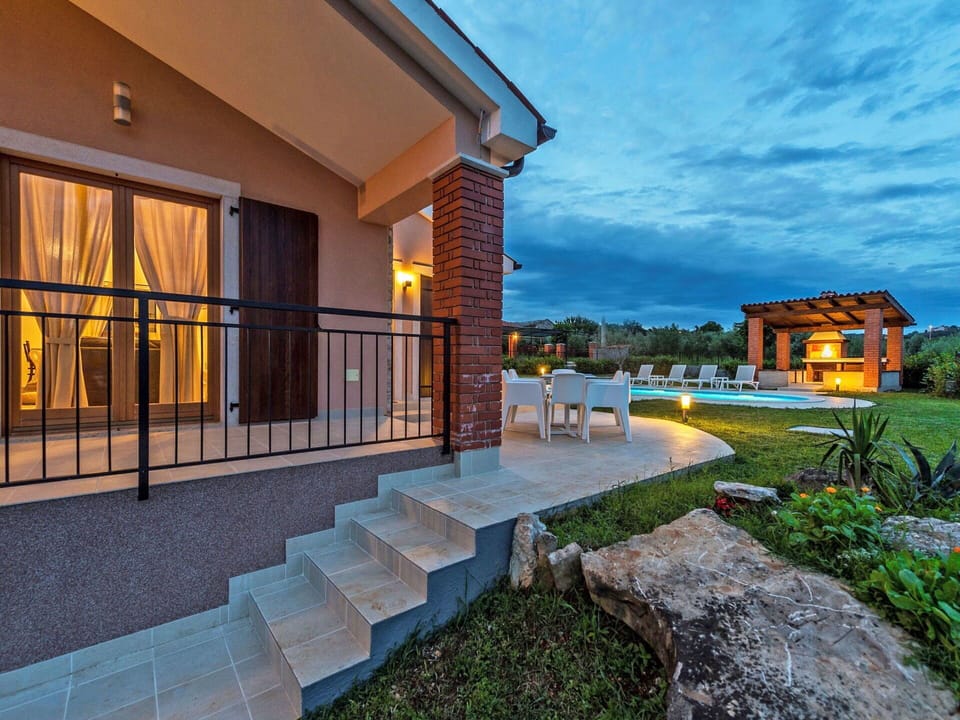 Architecture, Residential Area, Home, Roof, Swimming Pool, Estate, Resort, Cottage, Garden, Landscaping