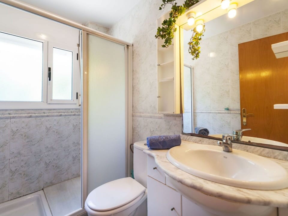 Bathroom, Property, Room, Interior Design, Wall, Building, Real Estate, Architecture, Tap, Plumbing Fixture