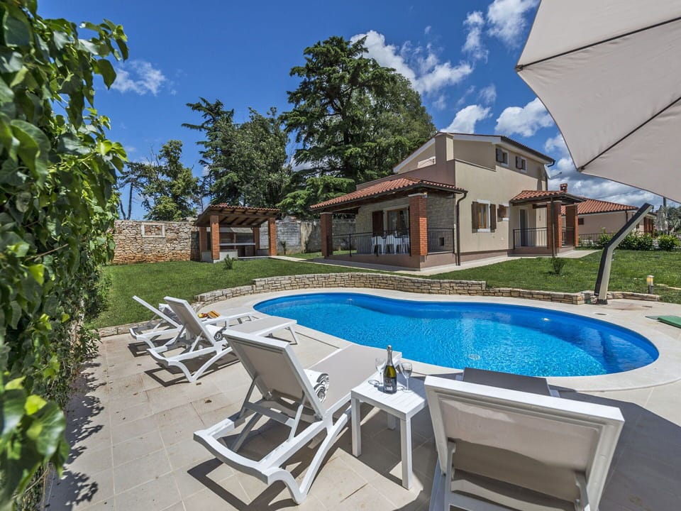 Swimming Pool, Residential Area, Home, Outdoor Furniture, Estate, Resort, Eco Hotel, Shade, Cottage, Landscaping