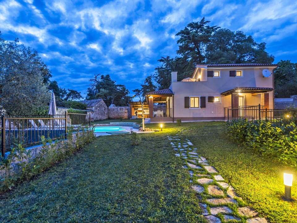 House, Home, Estate, Cottage, Garden, Resort, Villa, Landscaping, Landscape Lighting, Yard