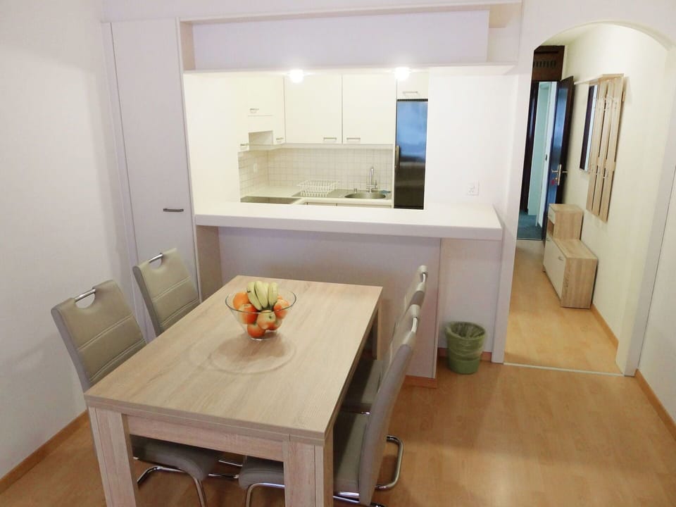 Room, Property, Furniture, Floor, Interior Design, Building, Table, House, Real Estate, Ceiling