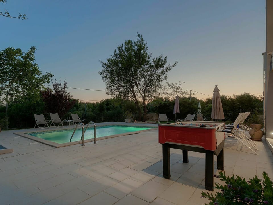 Sky, Plant, Shade, Table, Swimming Pool, Outdoor Furniture, Tree, Residential Area, Leisure, Public Space