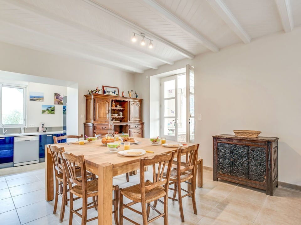 Property, Room, Furniture, Building, Interior Design, Table, Ceiling, House, Real Estate, Floor