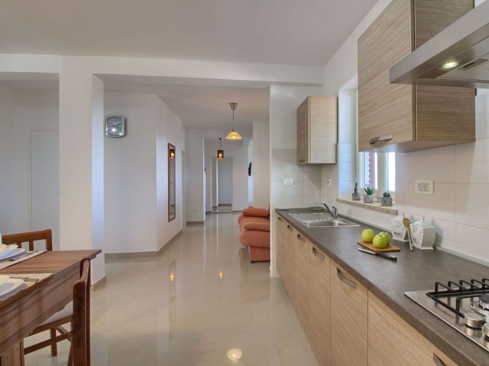Property, Room, Building, Interior Design, Countertop, Furniture, Floor, Ceiling, House, Kitchen