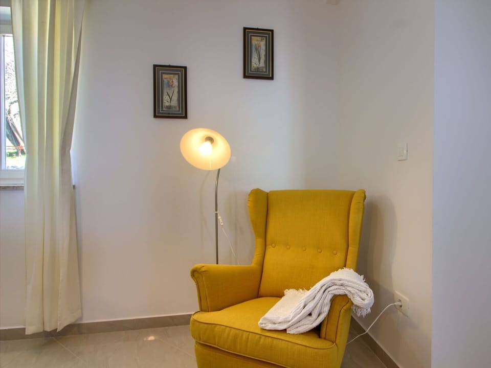 Room, Yellow, Property, Furniture, Floor, Interior Design, Living Room, Wall, Comfort, Couch