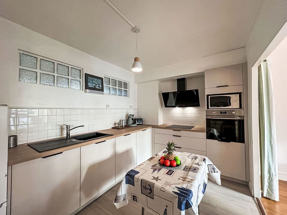 Kitchen Appliance, Kitchen, Countertop, Interior Design, Major Appliance, Furniture, Cabinetry, Flooring, Home Appliance, Kitchen Stove