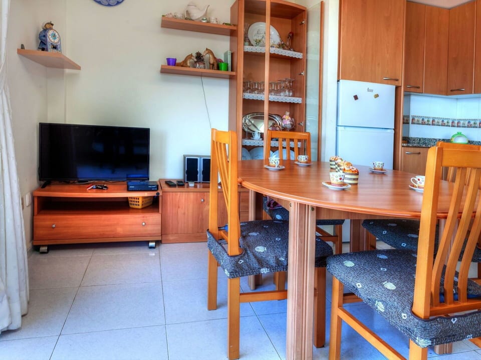 Room, Furniture, Property, Table, Building, House, Interior Design, Floor, Dining Room, Cabinetry