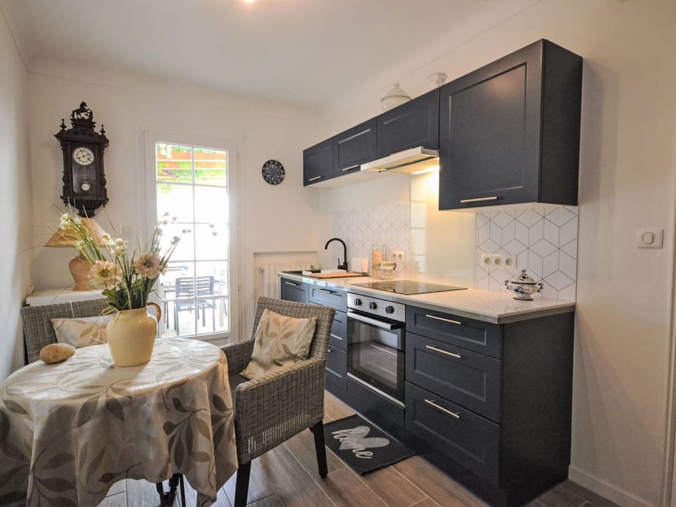 Cabinetry, Furniture, Property, Countertop, Sink, Drawer, Interior Design, Table, Wood, Kitchen