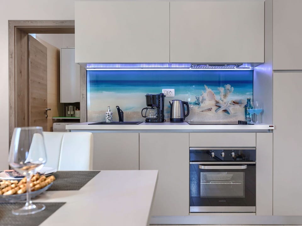 Cabinetry, Countertop, Tap, Tableware, Kitchen Appliance, Kitchen, Building, Home Appliance, Kitchen Stove, Interior Design