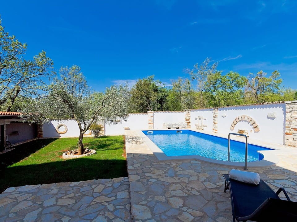 Property, House, Real Estate, Home, Swimming Pool, Building, Estate, Architecture, Residential Area, Tree
