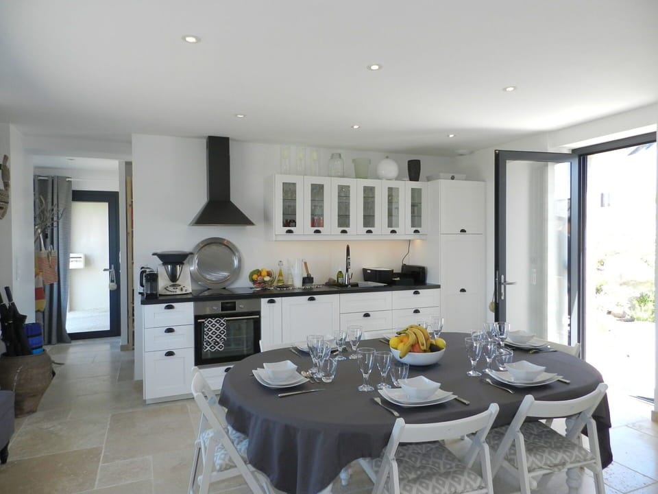 Room, Property, Furniture, Building, Interior Design, Kitchen, Dining Room, Floor, House, Table
