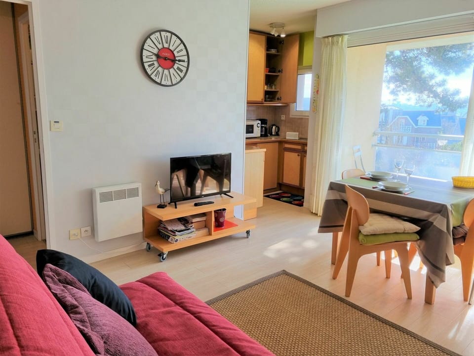 Property, Furniture, Couch, Television, Comfort, Table, Picture Frame, Wood, Interior Design, Home Appliance