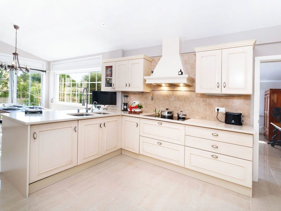 Countertop, Cabinetry, Kitchen, Room, Furniture, Property, Interior Design, Floor, Building, House