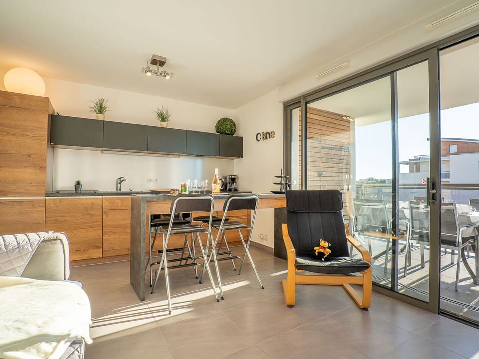 Property, Furniture, Wood, Building, Comfort, Living Room, Couch, Interior Design, Chair, Flooring
