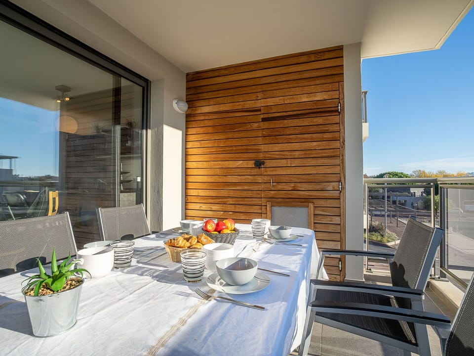 Table, Property, Building, Tableware, Flowerpot, Plant, Wood, Shade, Window, Interior Design