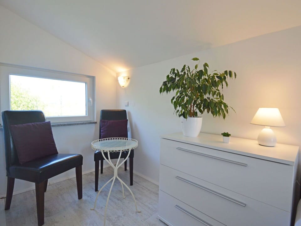 Room, Property, Furniture, Interior Design, Building, Table, House, Wall, Floor, Real Estate