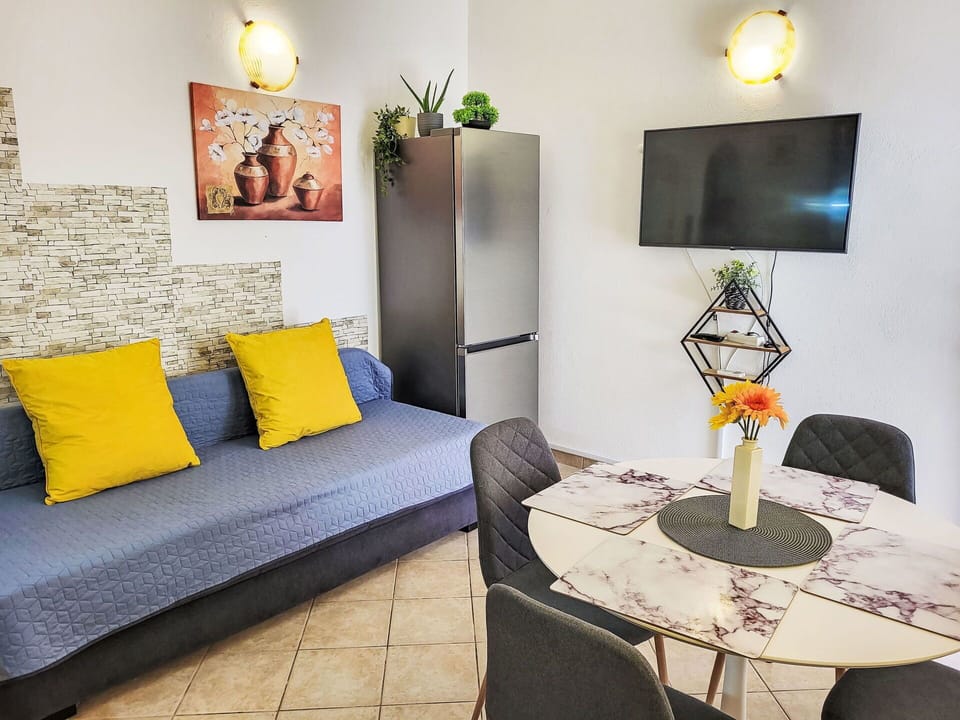 Table, Furniture, Picture Frame, Building, Plant, Green, Couch, Comfort, Lighting, Yellow