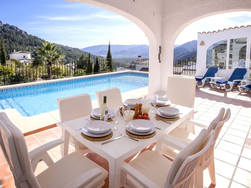 Water, Boat, Property, Watercraft, Building, Window, Vehicle, Waterway, Urban Design