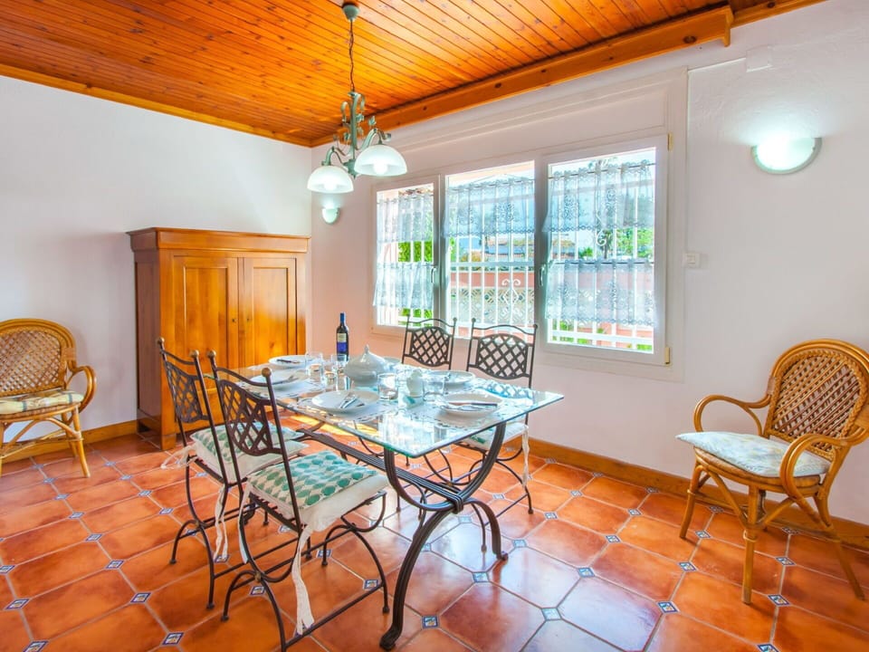 Room, Property, Furniture, Dining Room, Building, Table, Interior Design, Real Estate, House, Floor