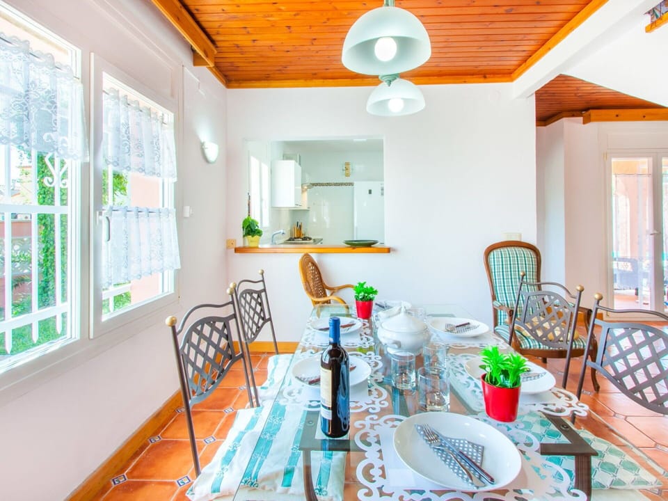 Room, Property, Dining Room, Green, Furniture, Interior Design, Orange, Building, Yellow, Ceiling