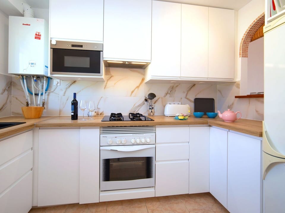 Cabinetry, Property, Countertop, Home Appliance, Kitchen Appliance, Kitchen, Kitchen Sink, Interior Design, Kitchen Stove, Wood