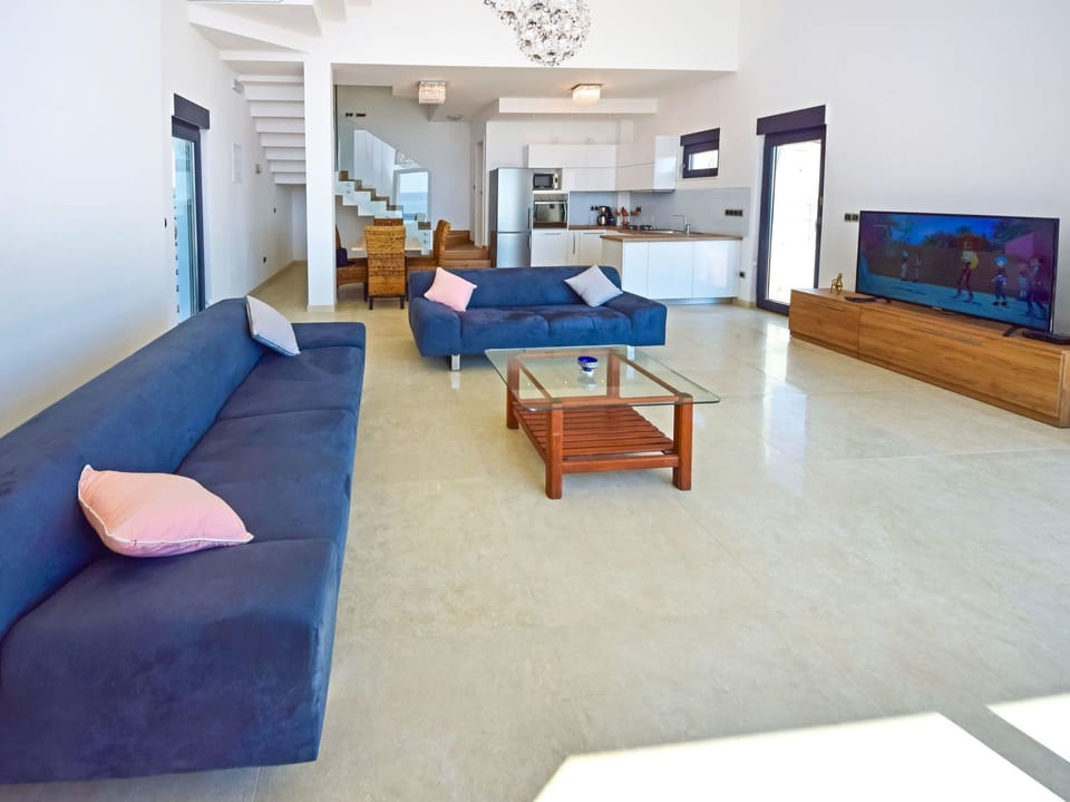 Room, Property, Furniture, Interior Design, Floor, Building, Living Room, House, Real Estate, Flooring