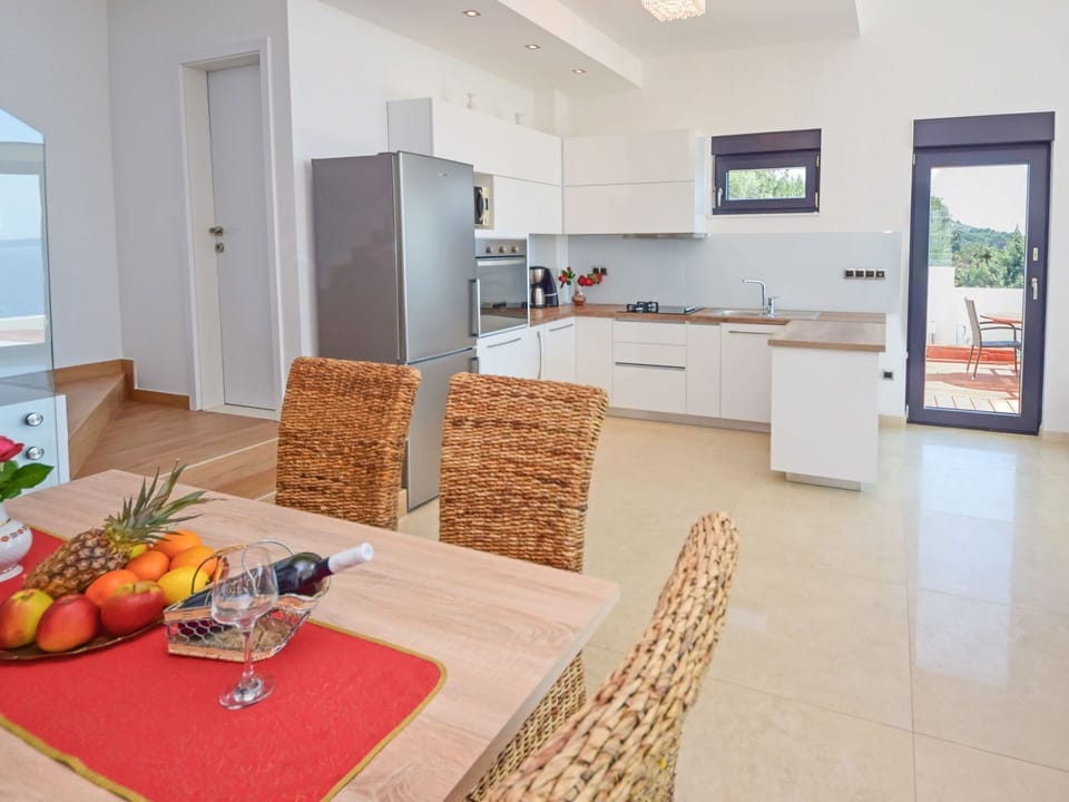 Room, Property, Interior Design, Building, Furniture, Floor, House, Real Estate, Countertop, Home