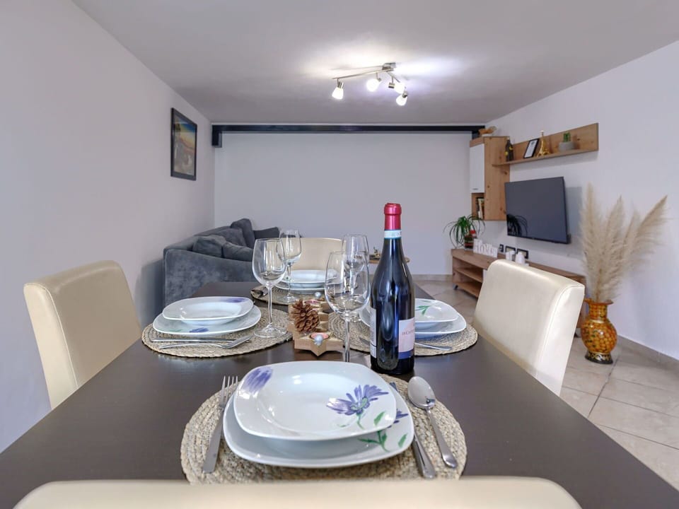 Table, Furniture, Tableware, Property, Picture Frame, Couch, Chair, Drinkware, Flowerpot, Bottle