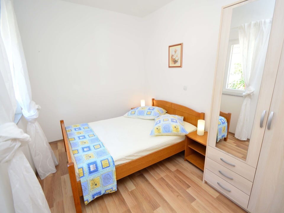 Furniture, Comfort, Building, Bed Frame, Textile, Wood, Window, Bed, Floor