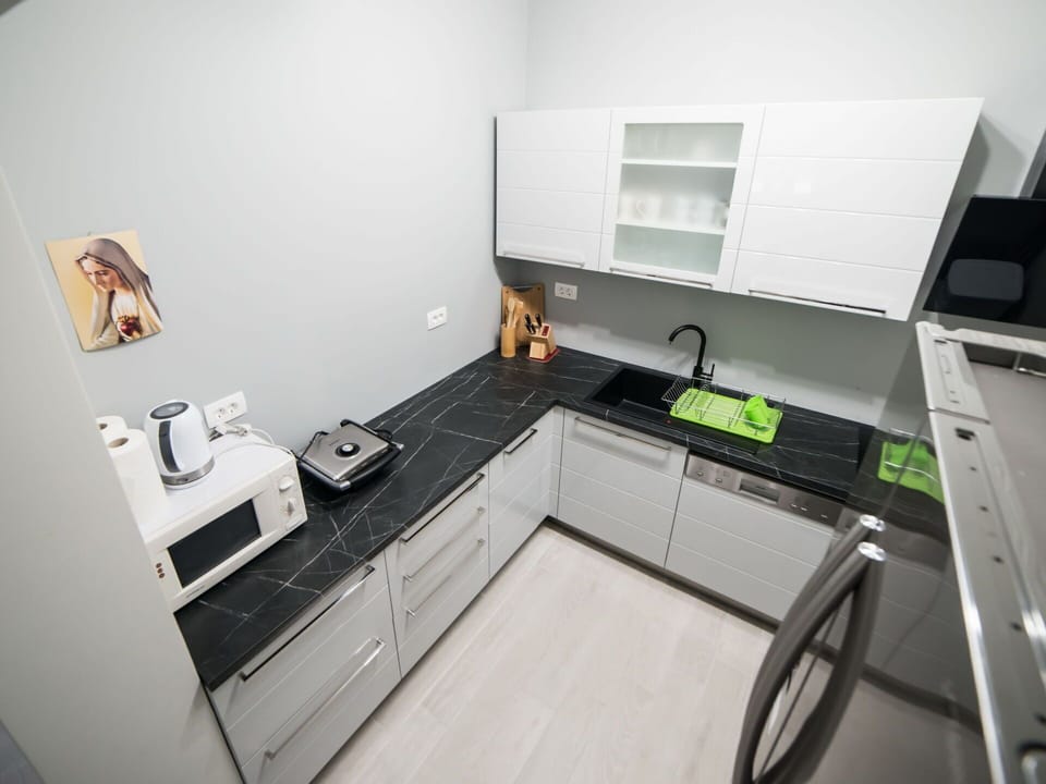 Cabinetry, Countertop, Sink, Tap, Kitchen Stove, Kitchen Sink, Building, Kitchen, Interior Design, Kitchen Appliance