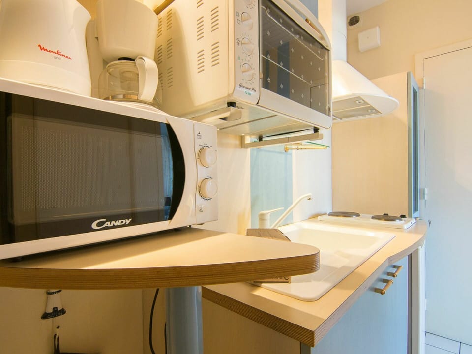 Property, Furniture, Cabinetry, Home Appliance, Table, Lighting, Interior Design, Building, Wood, Wall