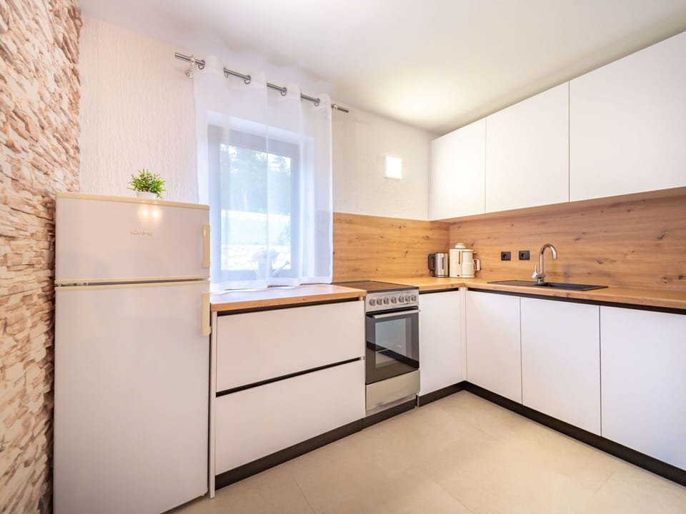 Cabinetry, Countertop, Sink, Kitchen, Tap, Building, Window, Wood, Kitchen Sink, Kitchen Appliance