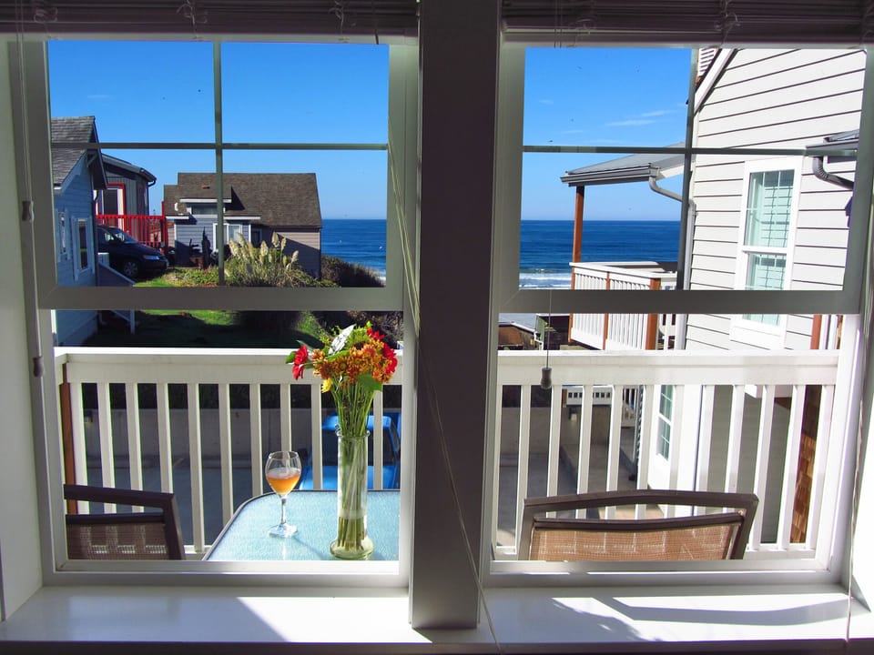 Relax on the balcony while watching the waves crash on the beach... 
