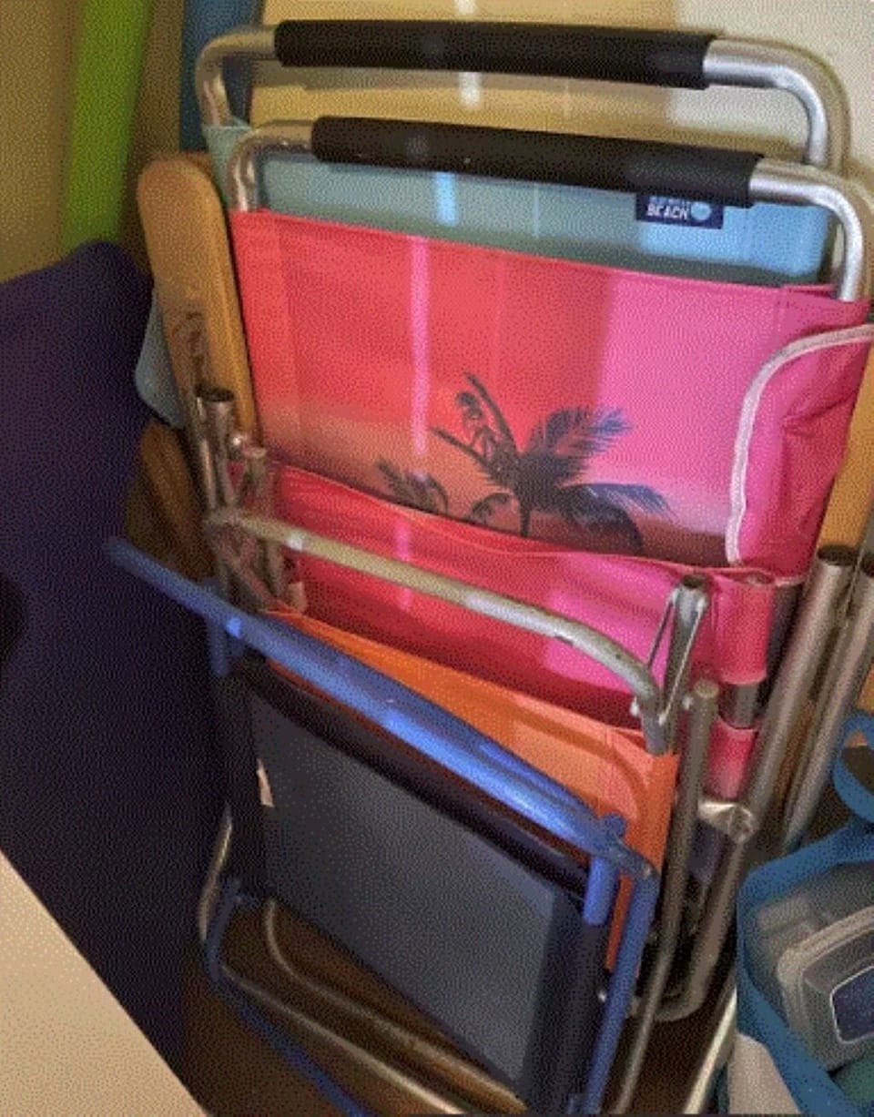 Please ensure beach chairs are DRY and free of sand before returning to unit.