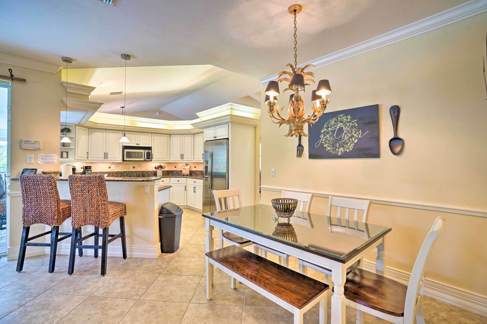 Dining Area | Dishes & Flatware Provided