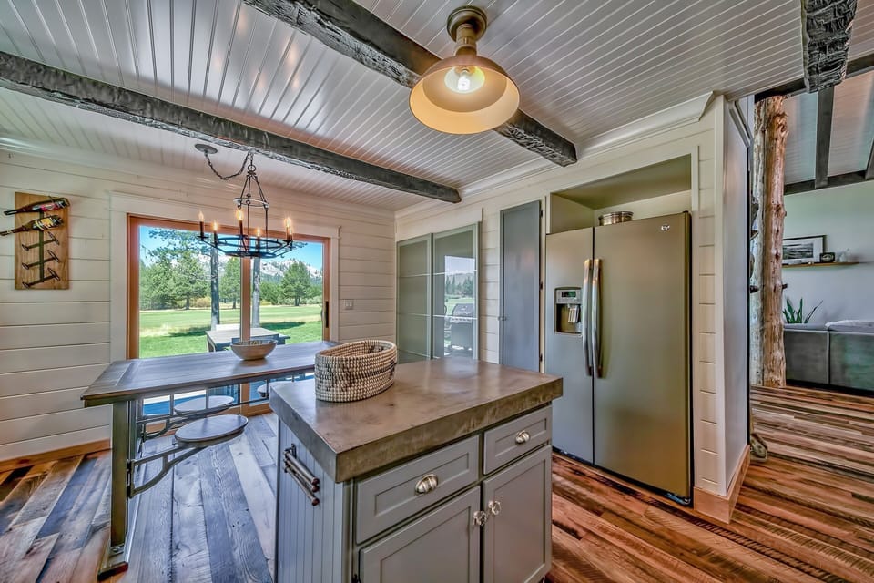 You won't miss any of the amazing views while spending time eating and preparing food in this kitchen