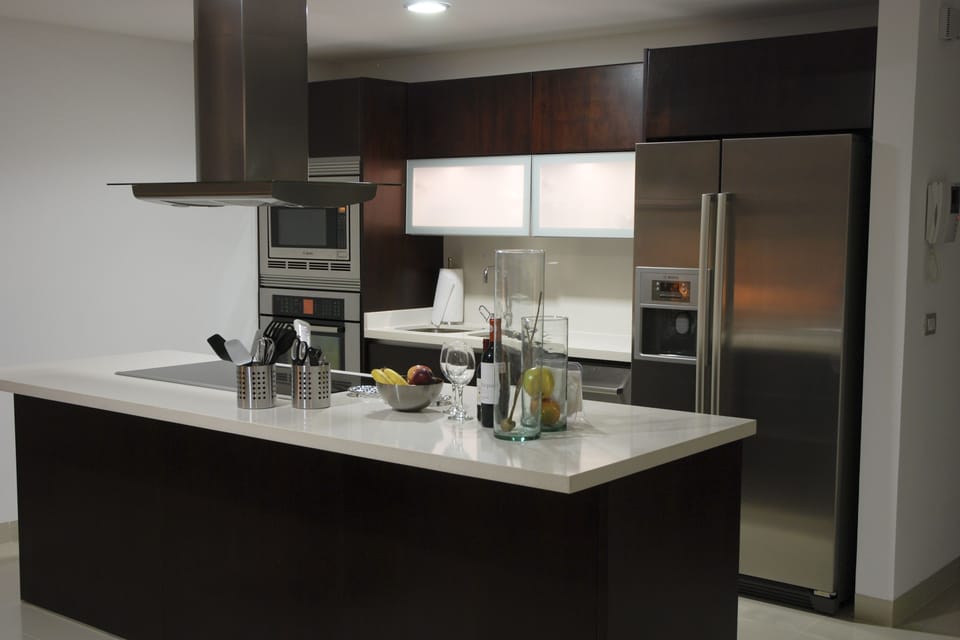 Gourmet Kitchen w/top Name Brand Appliances. Double door refrigerator 
