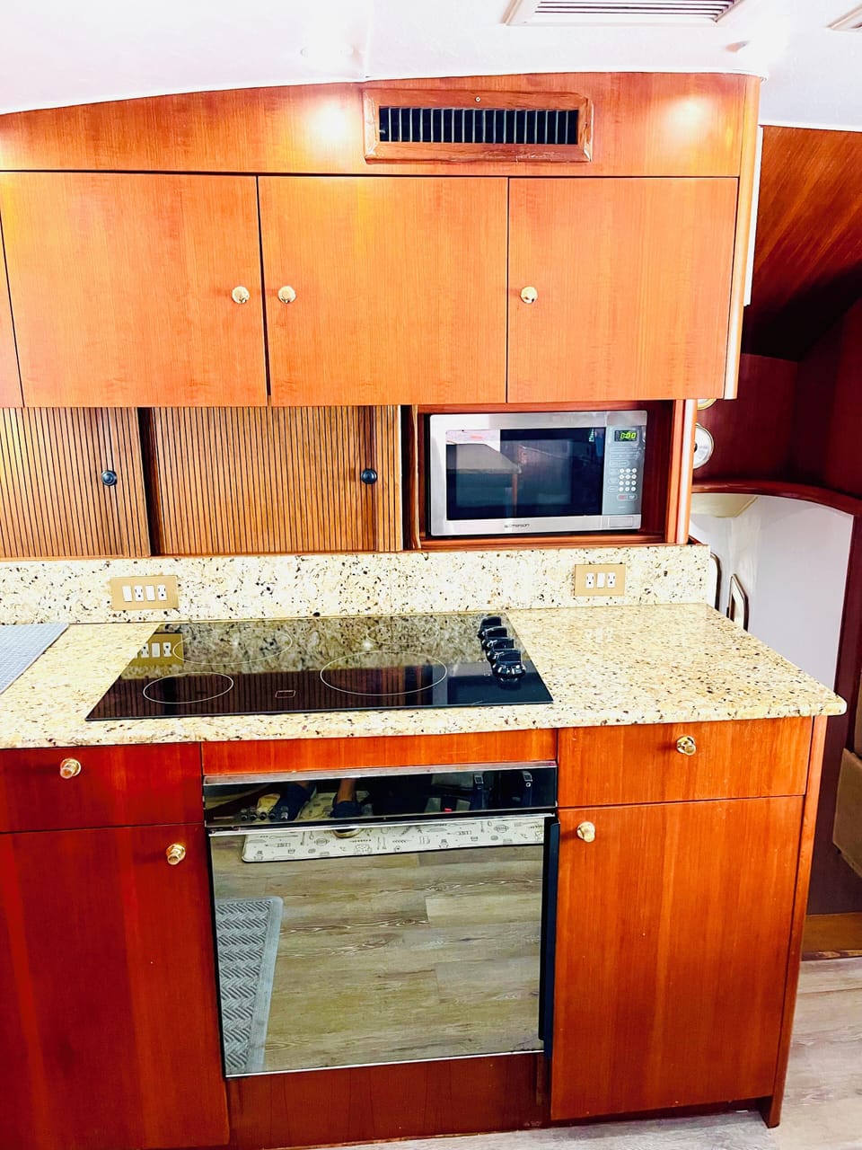 Range top and oven for cooking 