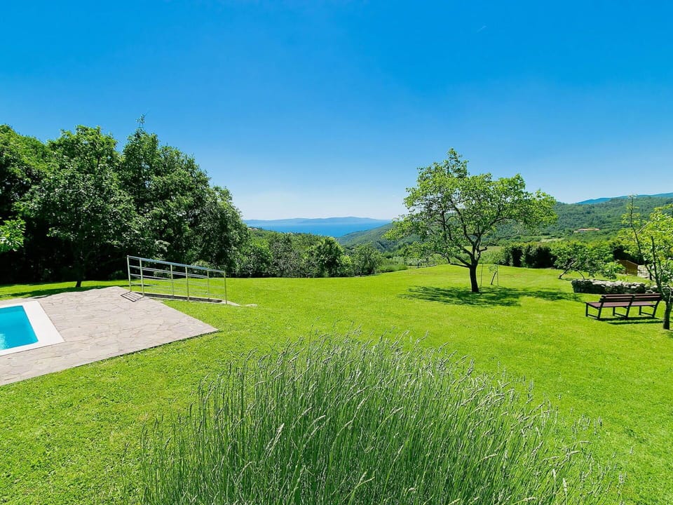 Natural Landscape, Grassland, Green, Nature, Grass, Lawn, Sky, Property, Land Lot, Natural Environment