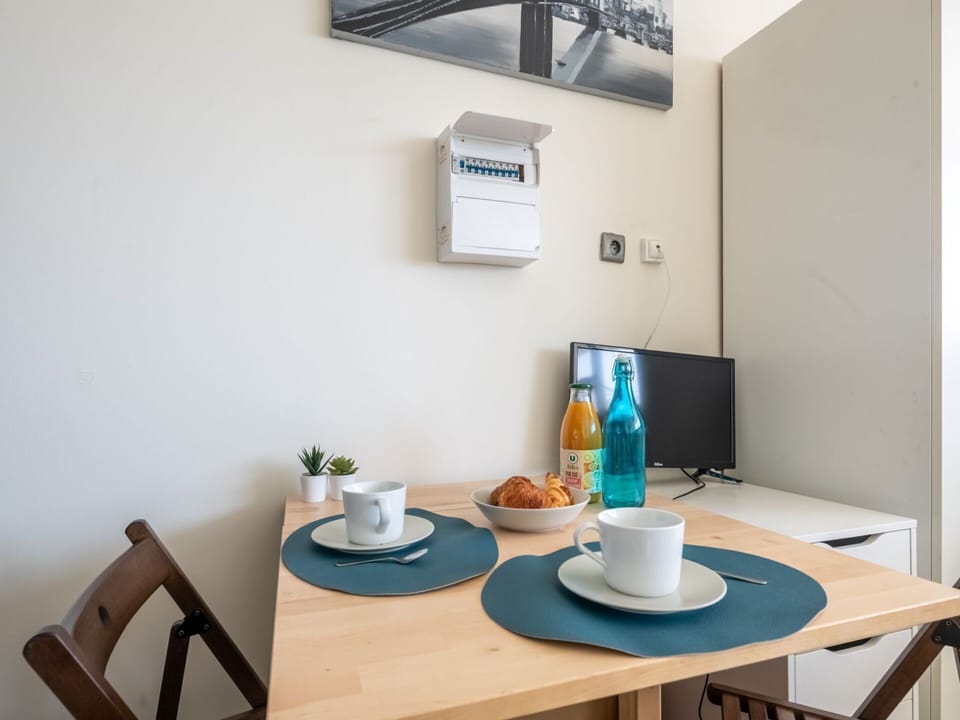 Table, Furniture, Tableware, Property, Sky, Chair, Textile, Interior Design, Wood, Tree