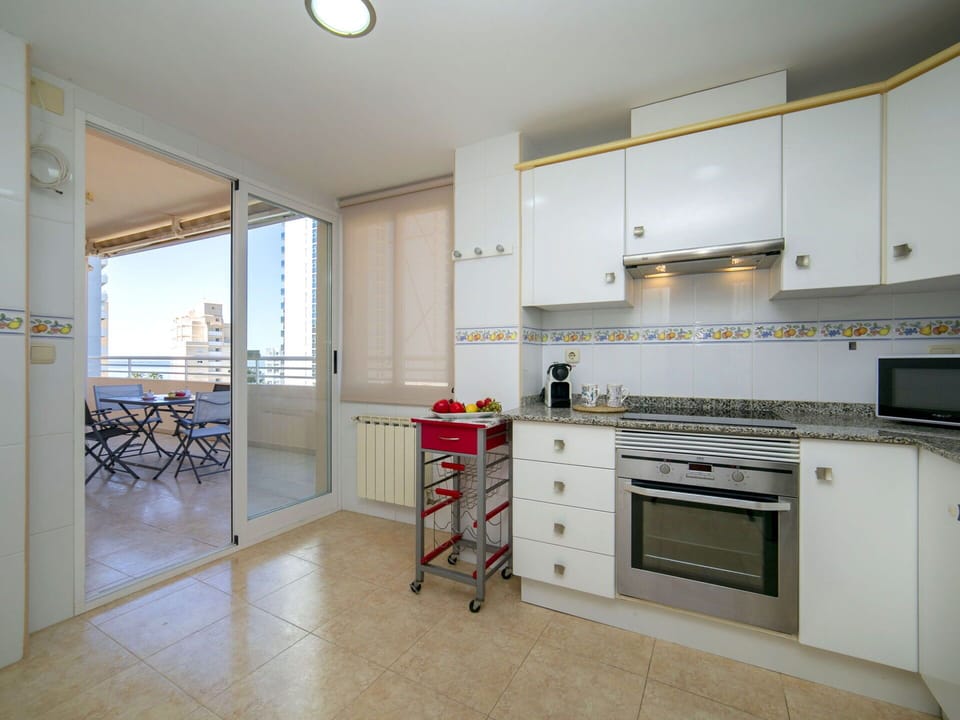 Flooring, Apartment, Floor, Residential Area, Interior Design, Condominium, Room, Kitchen, Glass, Cabinetry