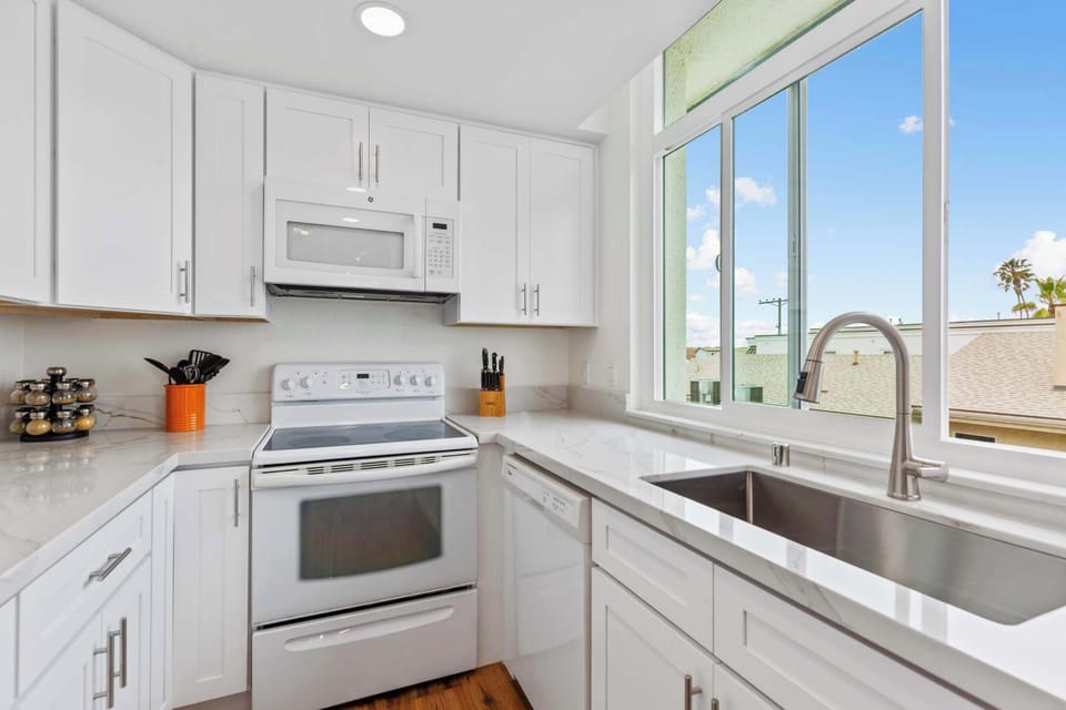 Bayfront North Kitchen with waterviews!