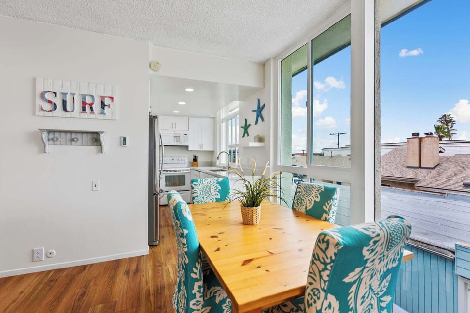 Bayfront North Dining Area & Newly renovated Kitchen (Dining table and chairs have been replaced and now seats 6)